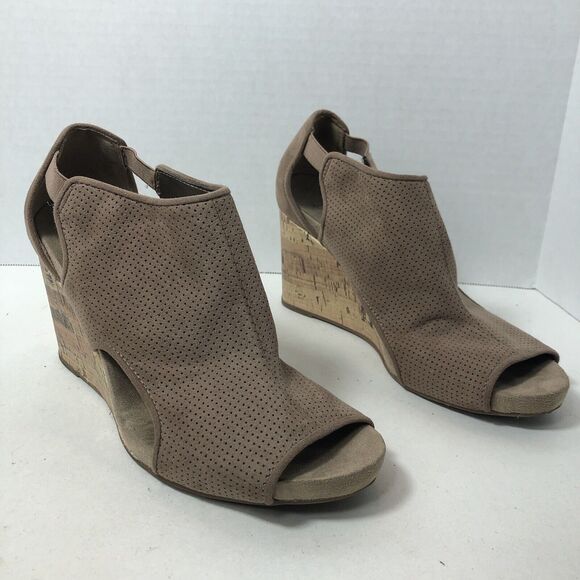 Life Stride Sandals Womens Size 9 Hinx Tan Peep Toe Perforated‎ Cork Wedge C1 - Picture 1 of 14